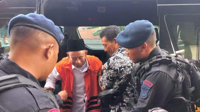 Mantan Gubernur Maluku Utara, Abdul Ghani Kasuba (AGK), tiba di Pengadilan Negeri (PN) Ternate untuk menjalani sidang putusan, Jumat (20/9/2024).