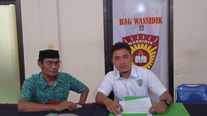 HUKUM: Mantan anggota Timsel Bawaslu Zona II, Sahril Torano (kiri) ketika membuat laporan pengaduan di Direskrimum Polda Maluku Utara, Rabu (19/6/2024). Sahril melaporkan Ketua Bawaslu Halmahera Selatan Rais Kahar terkait pencemaran nama baik.