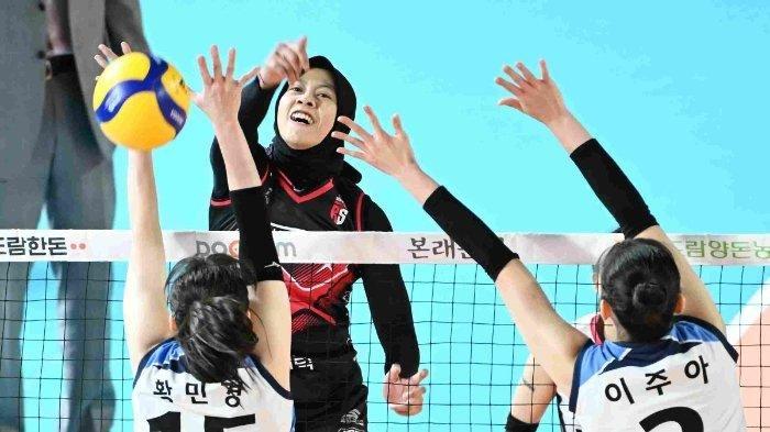 Megawati Hangestri ketika melayangkan spike ke pemain IBK Altos di Liga Voli Putri Korea.