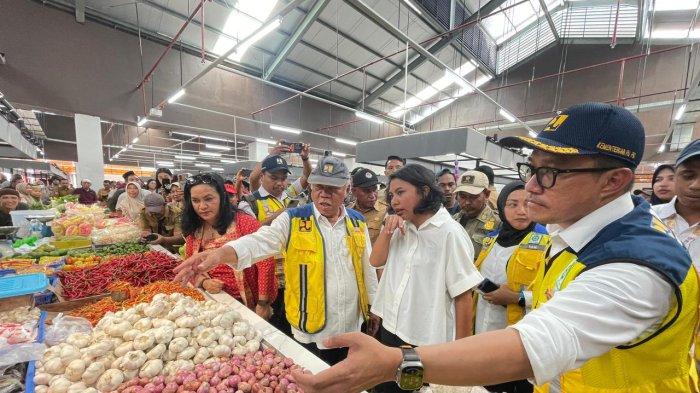 Menteri PUPR Basuki Hadimuljono saat meninjau pasar rakyat Jailolo ini dibangun tepatnya di Desa Guaemaadu, Kecamatan Jailolo, Kabupaten Halmahera Barat, Maluku Utara, Selasa (3/9/2024).