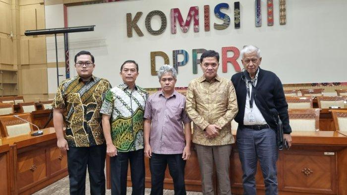 HUKUM: Direktur Eksekutif Center of Energy and Resources Indonesia (CERI) Yusri Usman lakukan foto bersama usai RDP dengan Komisi III DRP RI, Kamis (27/3/2025)