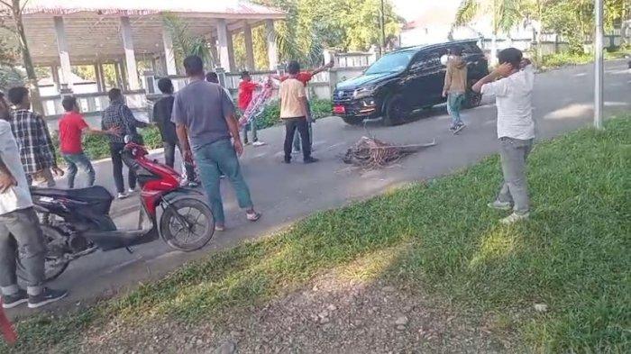 TUNTUTAN: Puluhan mahasiswa ketika menghadang mobil dinas Bupati Halmahera Selatan, Maluku Utara, Kamis (8/5/2025).