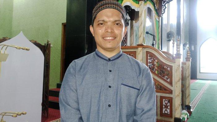 TERIMA KASIH: Mubarak Hi Muhammad, ayah dari Izzah Qurataain saat diwawancarai Tribunternate.com di Masjid Al-Munawwar Ternate, Jumat (31/1/2025). Ia menyampaikan banyak terima kasih kepada siapa saja yang sudah memberi ucapan selama kepada anaknya setelah meraih juara pertama pada MTQ Internasional 2025 di Qatar