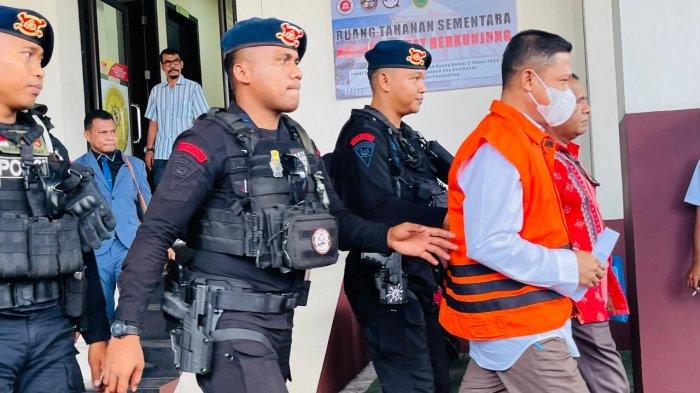 Mantan Ketua Partai Gerindra Maluku Utara, Muhaimin Syarif saat jalani sidang perdana di Pengadilan Negeri Ternate, Rabu (2/10/2024).
