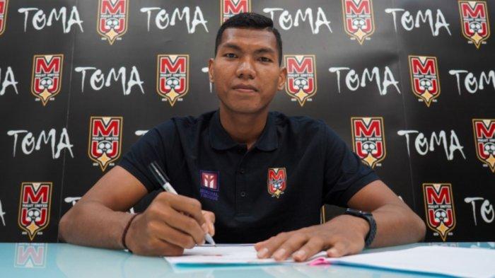 Muhammad Fahri saat menandatangani kontrak berdurasi 1 musim bersama Malut United FC di Liga 1 2024-2025