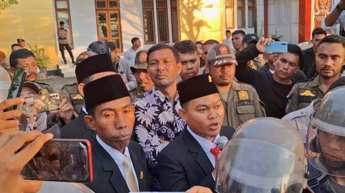 Ketua DPRD Kabupaten Pulau Morotai, Provinsi Maluku Utara, Muhamad Rizki didampingi anggotanya menemui massa aksi usai dilantik, di Kantor DPRD Morotai, Senin (4/11/2024).