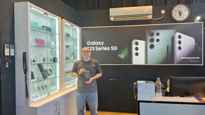 Sosok di belakang Boboho Samsung Ternate, Rikky Sutanto saat menerima penghargaan Samsung Top Achiever Retailer, Senin (26/6/2023).