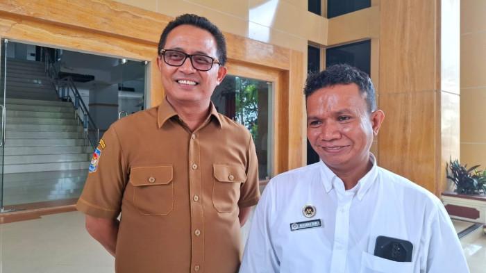 KLARIFIKASI: Kepala Regional SPPG Maluku Utara Muhammad Ramli (kanan) bersama Kepala Dinas Pendidikan dan Kebudayaan Maluku Utara Abubabakar Abdullah saat dikonfirmasi Tribunternate.com, Selasa (29/7/2025). Di mana keduanya mengklarifikasi kejadian sejumlah siswa/i di SMK Negeri 5 Kota Ternate yang mual-mual usai menyantap menu program makanan bergizi gratis (MBG) belum lama ini