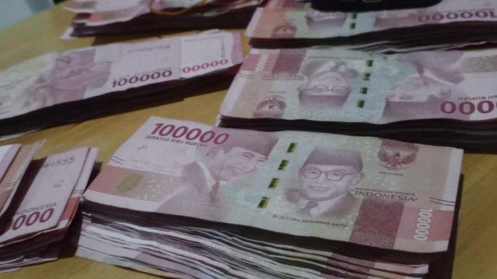PINJAMAN - Ilustrasi uang tunai pecahan Rp100 ribu. DPRD Taliabu membentuk Pansus untuk menelusuri pinjaman daerah, Rabu (15/4/2025).