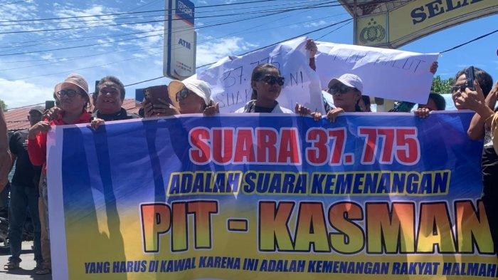 PILKADA: Tampak pendukung dan simpatisan Paslon Piet dan Kasman memegang umbul-umbul saat menggelar aksi damai di depan Polres Halmahera Utara, Maluku Utara, Selasa (11/2-2025).
