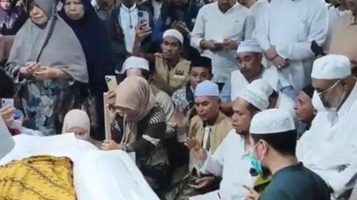 DUKA: Suasana rumah duka almarhum Abdul Ghani Kasuba di Kelurahan Tanah Tinggi, Kota Ternate, Maluku Utara yang dipenuhi pejabat, sanak keluarga bahkan masyarakat yang datang melayat, Jumat (14/3/2025)