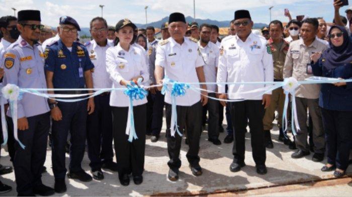 INFRASTRUKTUR: Gunting pita, Gubernur Maluku Utara Sherly Laos meresmikan Pelabuhan Sofifi, Rabu (26/3/2025).