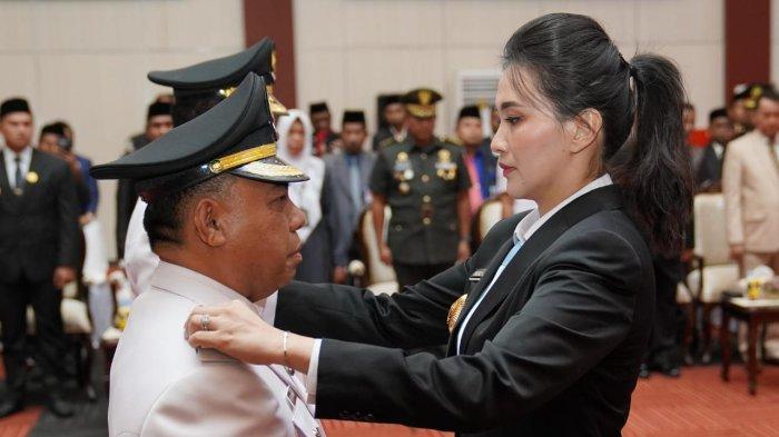 PELANTIKAN - Gubernur Maluku Utara Sherly Laos saat melantik Piet Hien - Kasman sebagai Bupati dan Wakil Bupati Halmahera Utara periode 2025-2030, Jumat (21/3/2025).