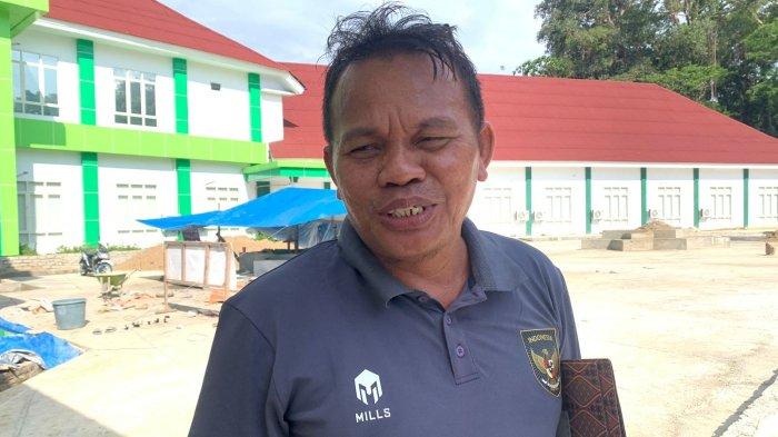 PELAYANAN: Direktur PDAM Halmahera Selatan Soleman Bobote ketika menjelaskan layanan air bersih, Jumat (22/12/2023). Ia mengatakan pelayanan air bersih di Pulau Kayoa sudah normal