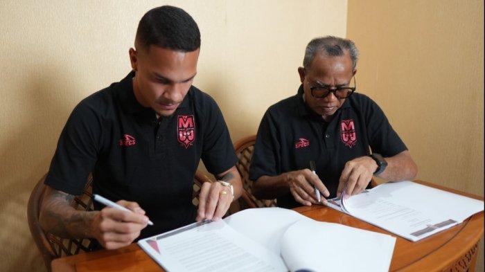 KOMPETISI: Proses penandatanganan kontrak Igor Inocencio (kiri) bersama klub Super League 2025-2026 Malut United, Kamis (31/7/2025)