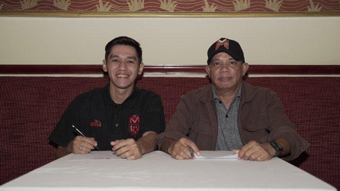 KOMPETISI: Septian David Maulana bersama COO Malut United Willem D. Nanlohy sebelum penandatanganan kontrak untuk Liga 1 musim 2025-2026 yang berdurasi 2 musim