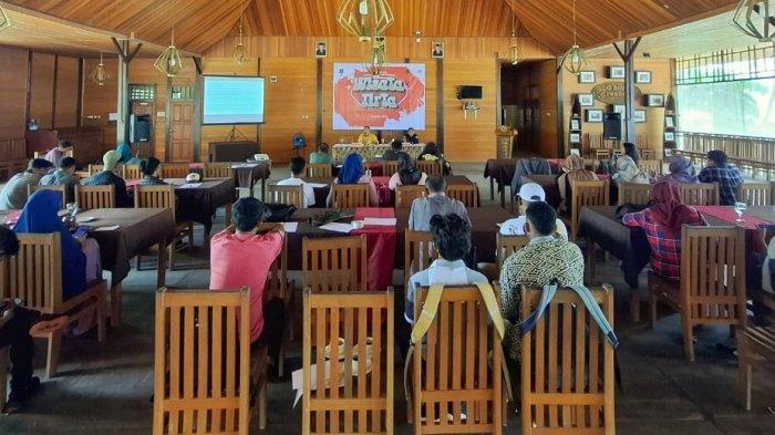PROGRAM: Para peserta saat ikuti pelatihan yang di laksanakan Dinas Pariwisata Pulau Morotai, Maluku Utara di D'aloha Resort Jababeka, Senin (1/7/2024)