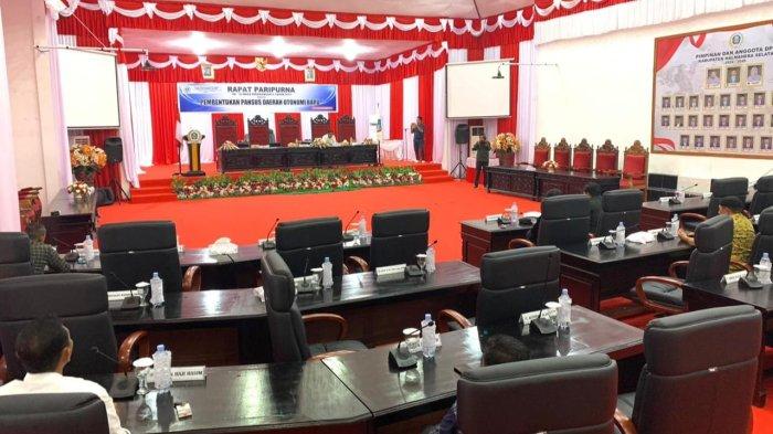 AGENDA: Suasana berlangsung rapat paripurna DPRD Halmahera Selatan, Maluku Utara dengan agenda pembentukan Pansus DOB, Kamis (10/7/2025).