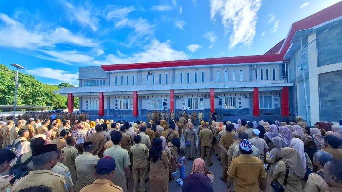 KEBIJAKAN - Suasana apel kedisiplinan PNS di lingkup Pemkab Pulau Morotai, apel gabungan itu, dipimpin langsung oleh Wakil Bupati Kabupaten Pulau Morotai, Rio Christian Pawane. Ia menegaskan sejumlah Kepala Desa bakal diberhentikan sementara, Senin (14/4/2025).