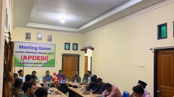 PEMILIHAN: Jajaran pengurus DPC APDESI Halmahera Selatan, Maluku Utara, ketika melaksanakan rapat beberapa waktu lalu