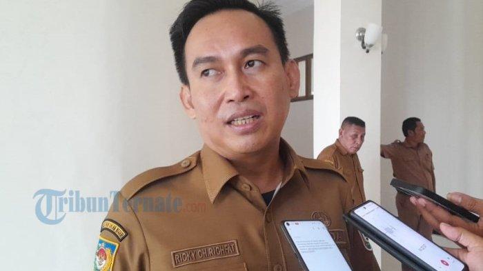 DISIPLIN: Sekda Pemkab Halamhera Timur, Ricky Chairul Richfat saat memberikan keterangan disela-sela kerja, Senin (12/2/2024).