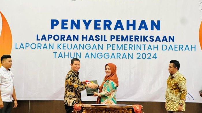 CAPAIAN: Bupati Kepulauan Sula, Fifian Adeningsih Mus saat menerima LKPD dari Kepala BPK RI Perwakilan Maluku Utara