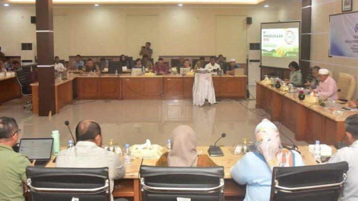 RAPAT: Pemkot Ternate, Maluku Utara dan KPK saat menggelar rakor bersama di aula lantai III Kantor Wali Kota Ternate, Jumat (20/6/2025)