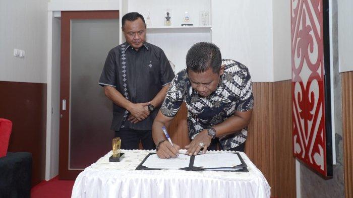 KERJA SAMA: Foto penandatanganan MoU Wali Kota Tidore Kepulauan Muhammad Sinen dengan pertanahan, Rabu (18/6/2025)