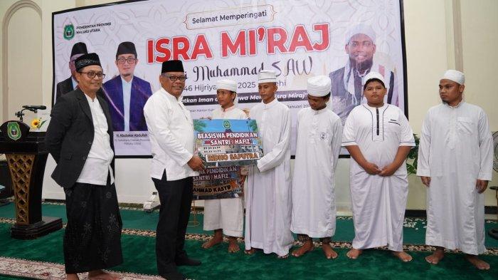 APRESIASI: Pj Gubernur Maluku Utara Samsuddin A Kadir didampingi Pj Sekprov Maluku Utara Abubakar Abdullah saat menyerahkan bantuan beasiswa kepada 7 santri Hafiz Quran disela-sela giat peringati Isra Miraj 1446 H/2025 M. Di mana Pemprov memberikan beasiswa sebesar Rp 150 juta