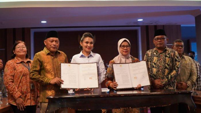KERJA SAMA: Gubernur dan Wakil Gubernur Maluku Utara Sherly Laos dan Sarbin Sehe foto bersama usai teken nota kesepakatan dengan BPJS Kesehatan, Jumat (23/5/2025)