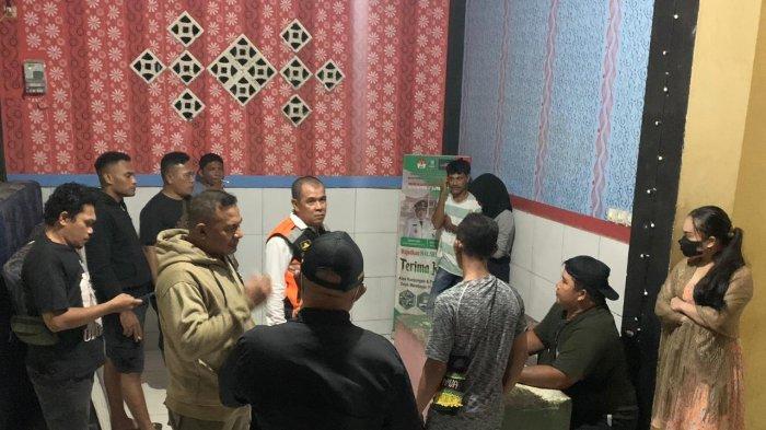 Tampak sejumlah anggota Satpol PP Halmahera Selatan, Maluku Utara, sedang berbincang dengan penjaga penginapan pelangi usai menjaring seorang anak perempuan di bawah umur bersama seorang pria di dalam kamar penginapan, Kamis (5/9/2024).