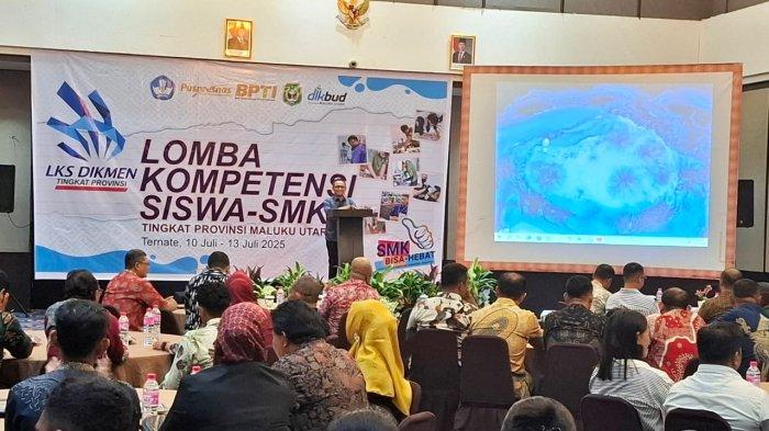 LOMBA: Plt Kepala Dinas Pendidikan dan Kebudayaan Maluku Utara Abubakar Abdullah saat menyampaikan sambutannya pada cara penutupan LKS tingkat Provinsi Maluku Utara 2025, Minggu (13/7/2025)