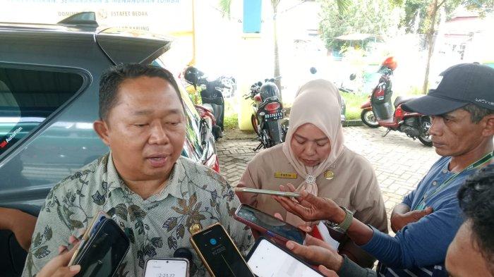 PERALIHAN GEDUNG - Sekda Ternate didampingi Kepala Dinas Kesehatan Ternate saat diwawancarai awak media, Kamis (10/4/2025).