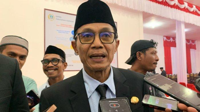 Wakil Bupati Halmahera Selatan, Maluku Utara Helmi Umar Muchsin saat diwawancarai awak media, Selasa (11/3/2025). ia mengomentari isu pergantian pejabat eselon II dan III