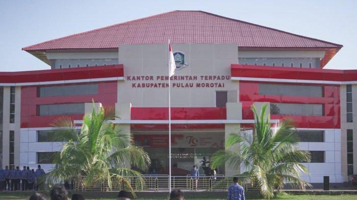 Upacara Hari Sumpah Pemuda ke-96 yang dilakukan oleh Pemerintah Kabupaten Pulau Morotai, Provinsi Maluku Utara, bertempat di Halaman Kantor Pemerintahan Terpadu Pulau Morotai, Senin.