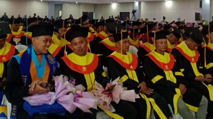 HARAPAN: Para wisudawan dan wisudawati Universitas Terbuka (UT) Ternate, Maluku Utara yang mengikuti prosesi wisuda, Kamis (22/5/2025)