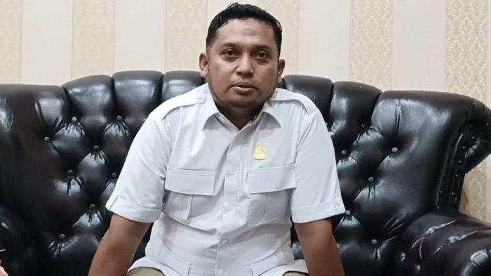 KEBIJAKAN: Ketua Komisi I DRPD Pulau Taliabu, Maluku Utara Suratman Baharudin saat diwawancarai TribunTernate.com, Senin (13/1/2025)