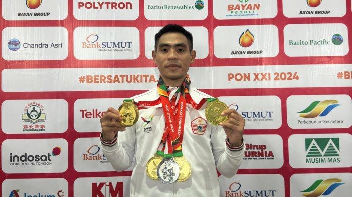 Petinju kelahiran Kabupaten Halmahera Selatan, Provinsi Maluku Utara, bernama Asri Udin ketika menunjukkan medali yang diraihnya usai memenangkan partai final cabang olahraga tinju nomor 57 kilogram di PON XXI Aceh-Sumut 2024 pada Kamis (19/9/2024).