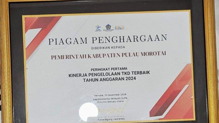 Piagam Penghargaan yang diberikan kepada Pemkab Pulau Morotai, Jumat (20/12/2024).