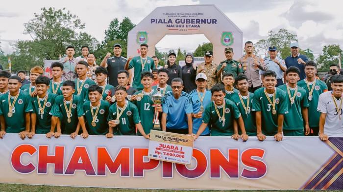 KOMPETISI: Menpora Ario Bimo Nandito Ariotedjo, Gubernur Maluku Utara Sherly Laos dan Wali Kota Ternate M Tauhid Soleman pose bersama jawara Gubernur Maluku Utara Cup 2025 di Lapangan Gambesi, Ternate, Kamis (17/7/2025)