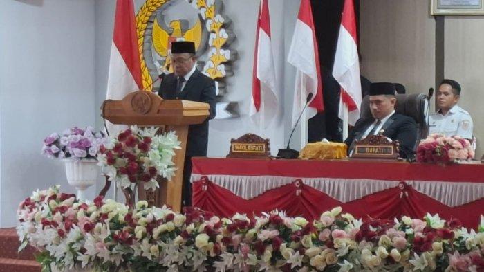 TANGGUNGAN: Bupati Pulau Morotai, Maluku Utara Rusli Sibua pada cara Setijab gedung paripurna DPRD, Rabu (12/3/2025).