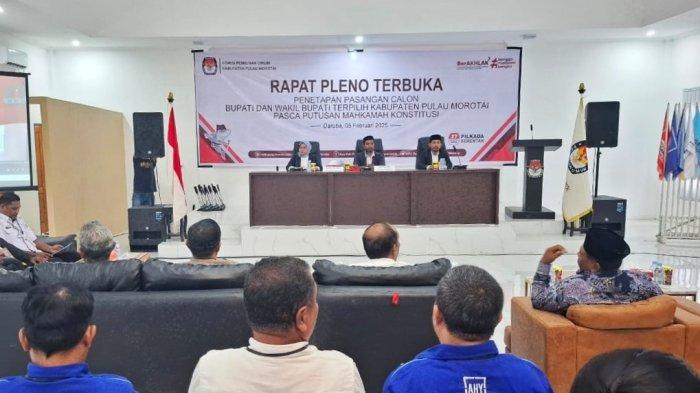 PILKADA: Suasana rapat pleno penetapan Bupati dan Wakil Bupati Morotai terpilih yang digelar KPU, Rabu (5/2/2025)