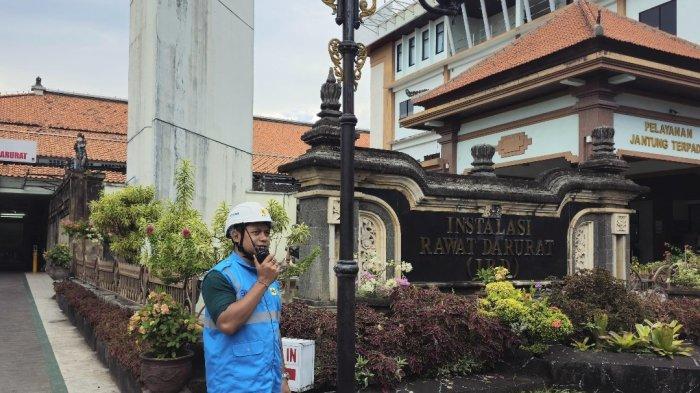 Petugas PLN terus melakukan koordinasi untuk memastikan sistem kelistrikan di RSUP Prof. dr. I.G.N.G. Ngoerah, Denpasar berjalan normal.