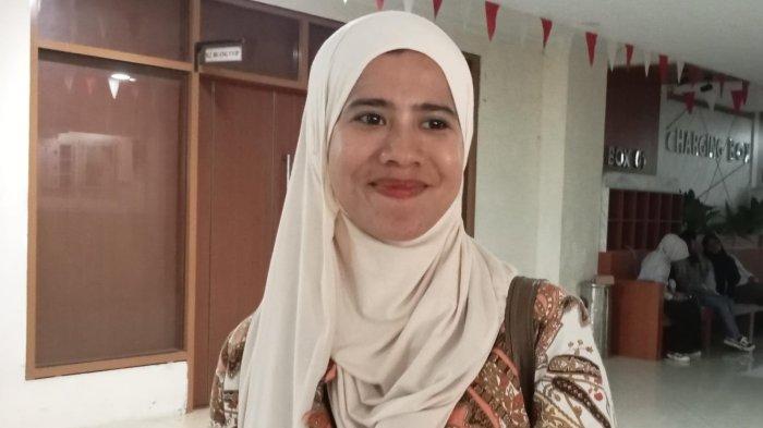 POLEMIK: Ketua Komisi I DPRD Maluku Utara, Nazlatan Ukhra Kasuba, saat diwawancarai sejumlah wartawan usai rapat dengan Biro Hukum terkait pembentukan tim percepatan pembangunan, Senin (14/4/2025)