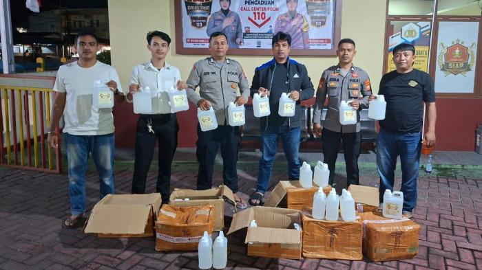 HUKUM: Barang bukti miras jenis cap tikus saat disita Polsek Ternate Selatan, Selasa (22/7/2025)