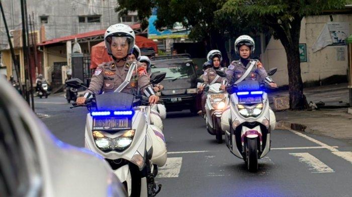 SIAGA: Pamin I BPKB Ditlantas Polda Maluku Utara Ipda Naomi Olinna Harahap saat pimpin patroli keselamatan berlalu lintas bagi pengendara di Kota Ternate, Jumat (4/7/2025)
