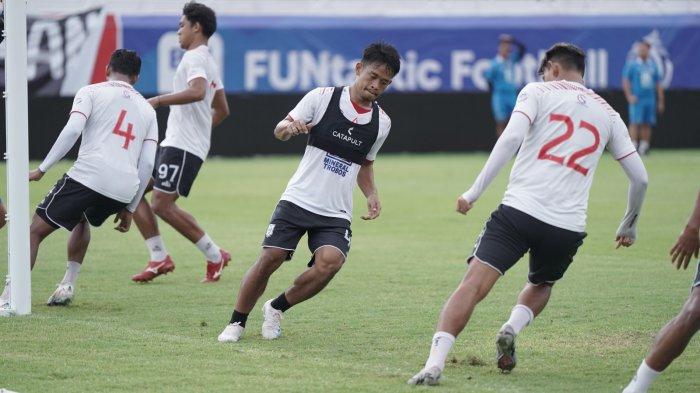 KOMPETISI: Potret Fredyan Wahyu pada salah satu sesi latihan bersama Malut United di Stadion Gelora Kie Raha, Ternate belum lama ini. Di Liga 1 2024-2025, ia hanya bermain 3 kali dan mengumpulkan 267 menit