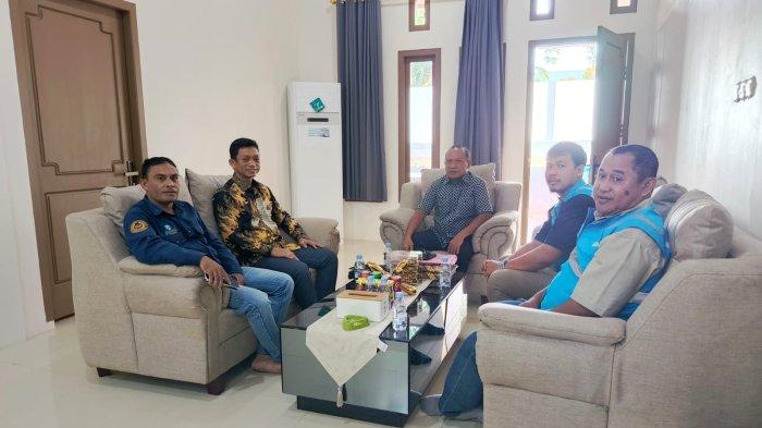 KERJA SAMA: Pertemuan PLN UP3 Tobelo dengan Bupati Pulau Morotai, Maluku Utara Rusli Sibua (tengah) dikediamannya, Kamis (10/7/2025)