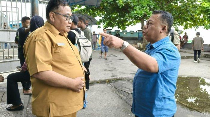 PROGRAM: Bupati Halmahera Utara Piet Hein Babua (kanan) saat berbicara dengan Plt Kadinsos Maluku Utara Zen Kasim (kiri) terkait persiapan sekolah rakyat, Kamis (19/6/2025)