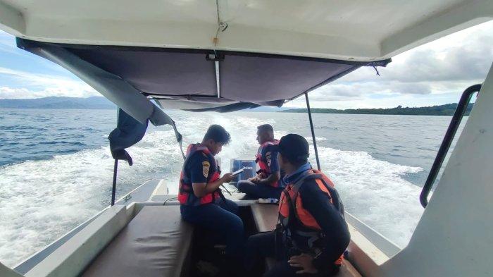 EVAKUASI: Proses evakuasi Tim SAR terhadap KLM Sumber Hidup 03 di perairan Kepulauan Sula, Maluku Utara, Kamis (10/7/2025).
